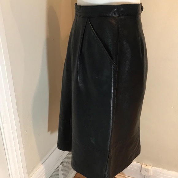 “GIGI BOUTIQUE” Vintage Black Leather Skirt. - Picture 7 of 13